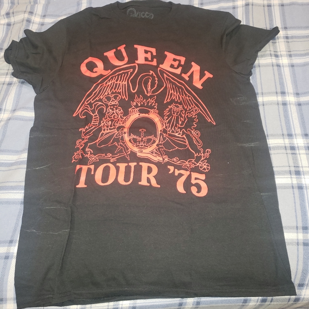 Size Medium Queen band shirts